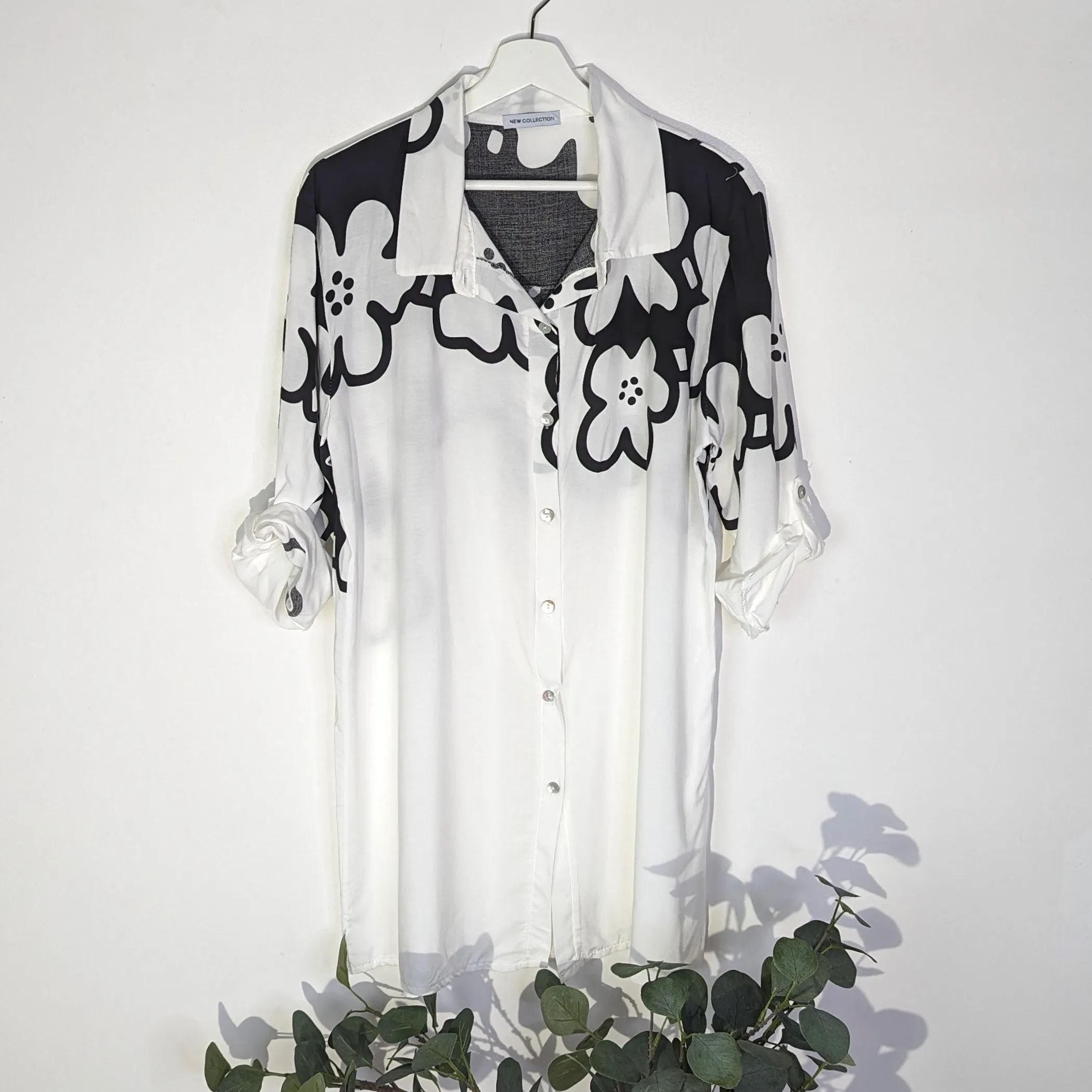 Longline viscose shirt with bold flower design on upper section (M)